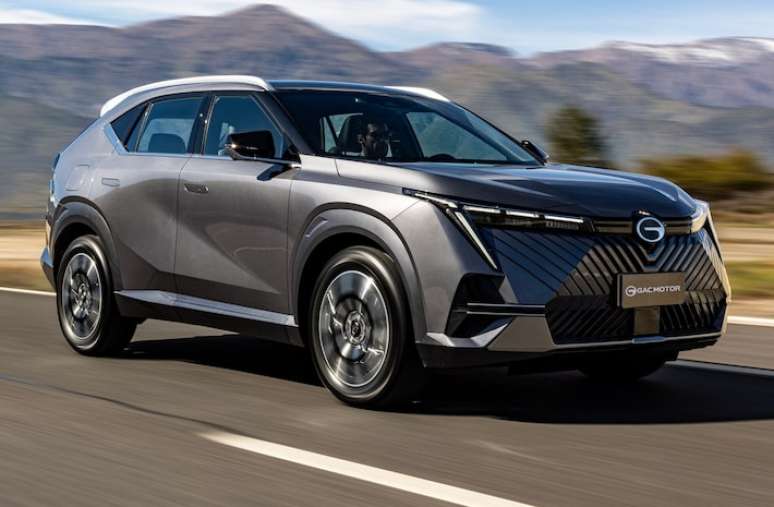 GAC GS4 mira Toyota Corolla Cross híbrido