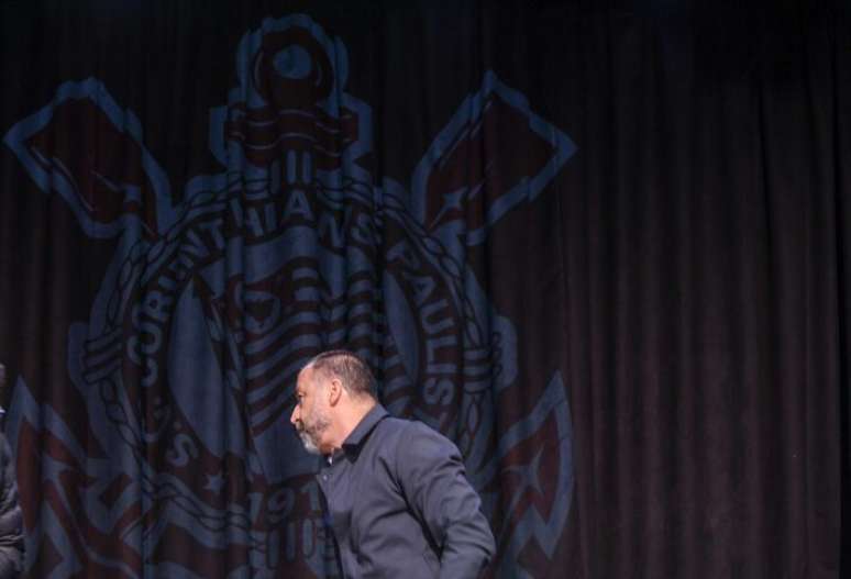 De sa&iacute;da: Augusto Melo assumiu derrota em discurso para a imprensa antes de vota&ccedil;&atilde;o do impeachment.