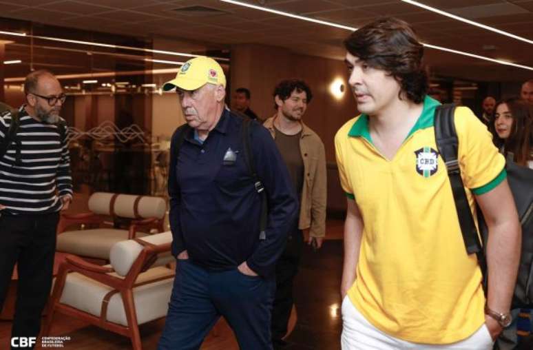 Ancelotti meets the new president of CBF and receives a party in a hotel door