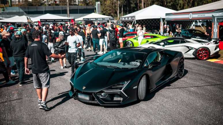 Evento secreto re&uacute;ne 900 supercarros em frota com valor de mais de R$ 1 bilh&atilde;o