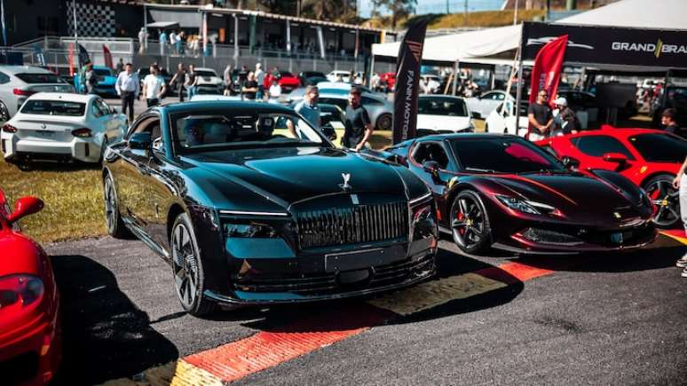 Evento secreto re&uacute;ne 900 supercarros em frota com valor de mais de R$ 1 bilh&atilde;o