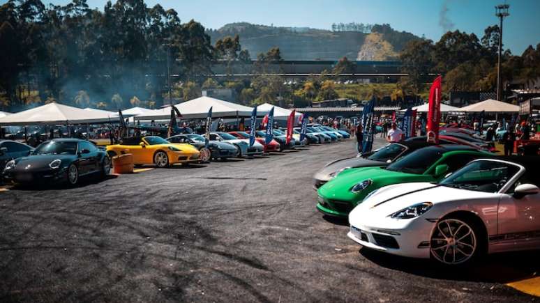 Evento secreto re&uacute;ne 900 supercarros em frota com valor de mais de R$ 1 bilh&atilde;o