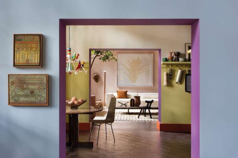 Colorido suave e m&oacute;veis em fibras naturais desenham o loft criado por Mauricio Arruda.