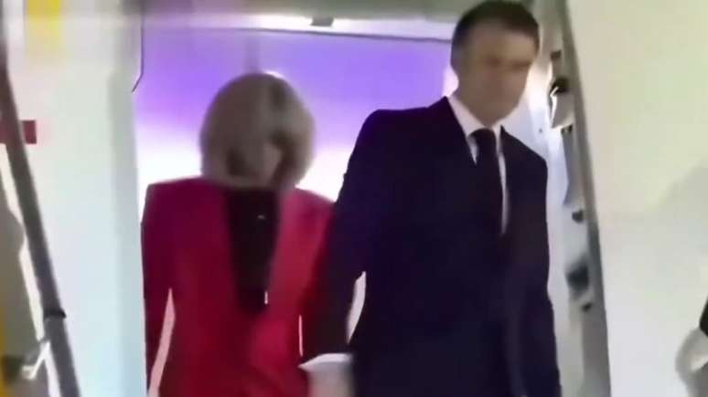 Video: the president of France is attacked by his wife to the placing by plane