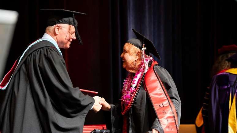 The elderly woman returns to study to “keep the brain alive” and graduated from college at the age of 90