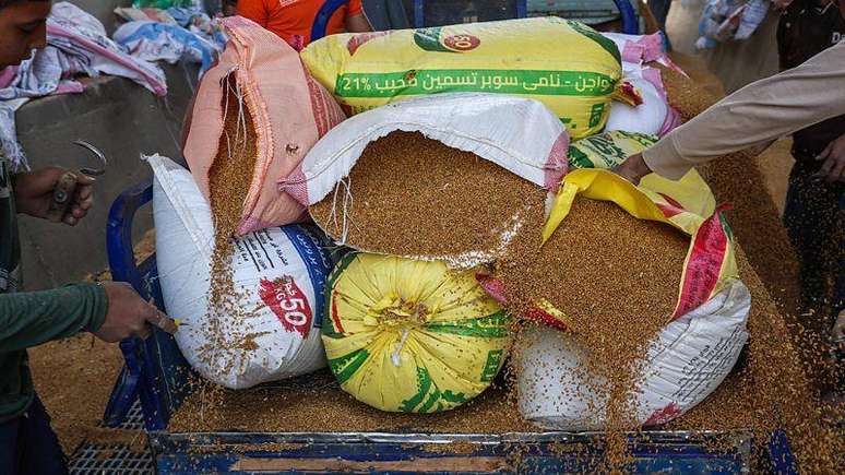 Os flocos de farelo s&atilde;o produzidos com gr&atilde;os inteiros, incluindo sua camada externa &ndash; o pericarpo