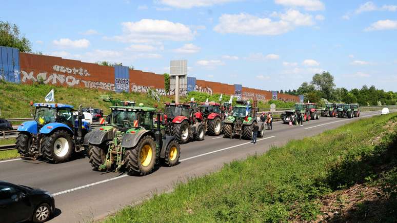 Cuireann feirmeoirí cleamhnaithe FNSEA bac ar an Highway A1 le tarracóirí in aice le Lille an 19 Bealtaine, 2025 chun éileamh a dhéanamh ar chúlghairm na rialachán sriantach. Cuireann feirmeoirí cleamhnaithe FNSEA bac ar an Highway A1 le tarracóirí in aice le Lille an 19 Bealtaine, 2025 chun éileamh a dhéanamh ar chúlghairm na rialachán sriantach.