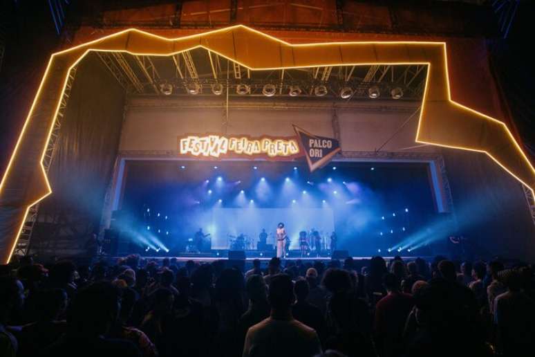 Palco de atra&ccedil;&otilde;es musicais na Feira Preta em 2024