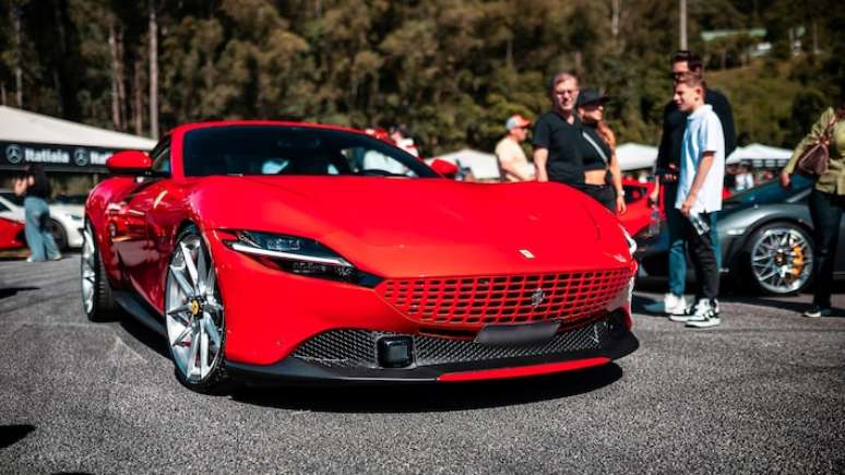 Evento secreto re&uacute;ne 900 supercarros em frota com valor de mais de R$ 1 bilh&atilde;o