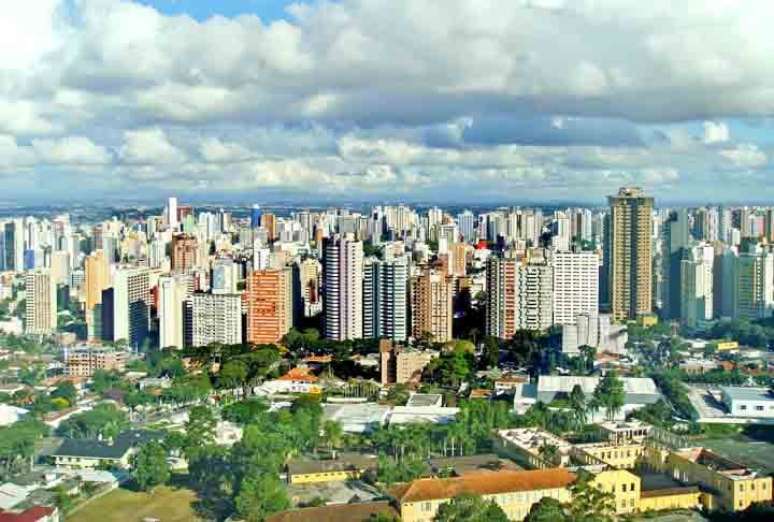 Curitiba- Quem nasce na capital do Paraná é Curitibano. A cidade, fundada em 29/03/1693, tem cerca de 1,7 milhão de habitantes. Curitiba- Quem nasce na capital do Paraná é Curitibano. A cidade, fundada em 29/03/1693, tem cerca de 1,7 milhão de habitantes.