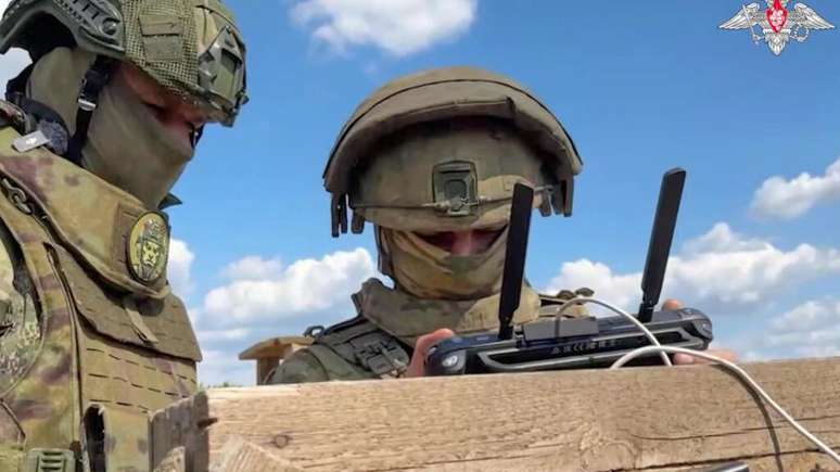 Imagem divulgada nesta segunda-feira (26) pelo exército russo mostra soldados monitorando drones em localidade não informada.
