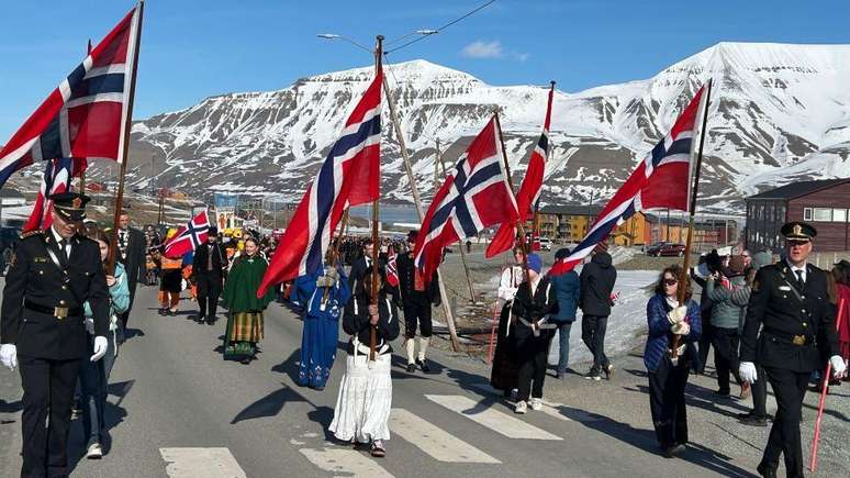 As pessoas em Svalbard celebram o Dia Nacional da Noruega