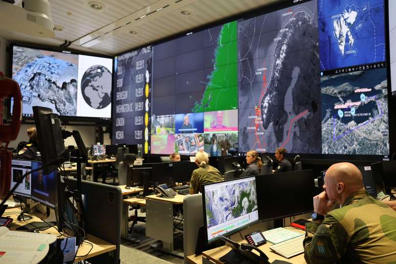 Oficiais de intelig&ecirc;ncia monitoram os movimentos russos nas &aacute;guas do &Aacute;rtico a partir do quartel-general militar dentro de uma montanha