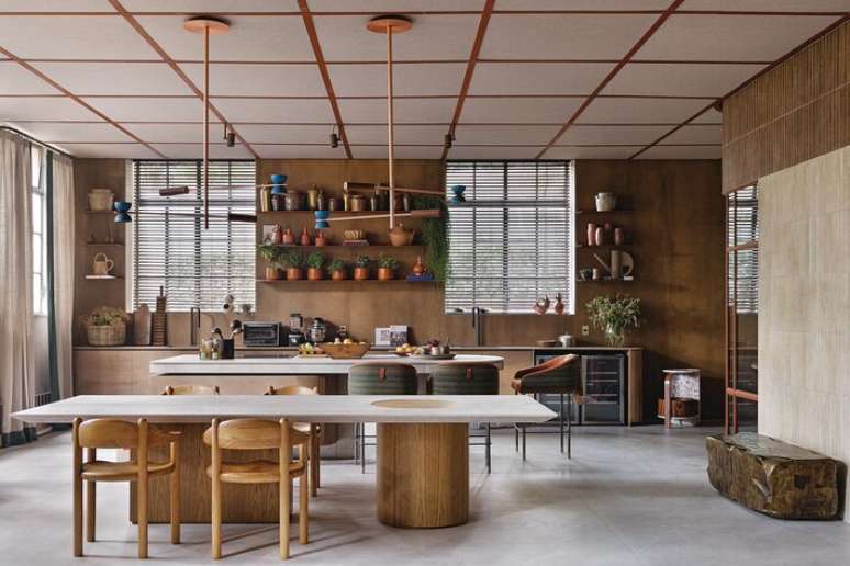 Madeira, cer&acirc;micas e tons quentes, na cozinha projetada por Marina Linhares.