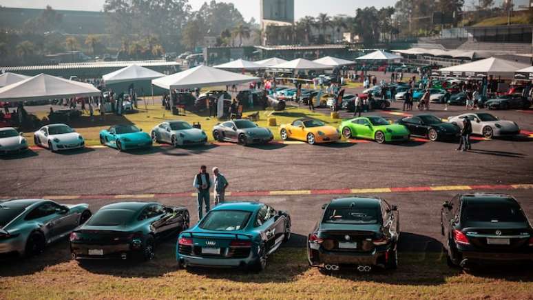 Evento secreto re&uacute;ne 900 supercarros em frota com valor de mais de R$ 1 bilh&atilde;o