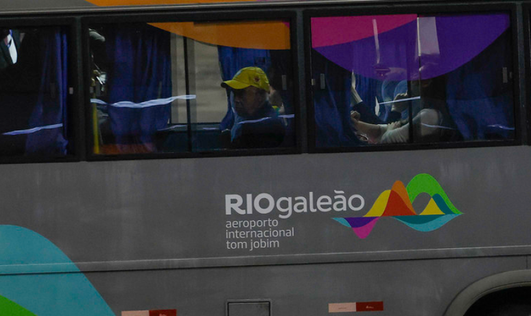 Carlo Ancelotti usou boné da seleção ao desembarcar no Rio de Janeiro