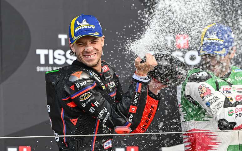  Marco Bezzecchi comemora no p&oacute;dio de Silverstone ap&oacute;s vit&oacute;ria marcante pela Aprilia