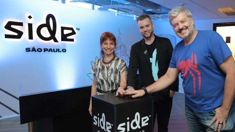 Martin McBride, CCO da Side, ao lado de Yayá Torre e Rodrigo Terra, da Abragames, na inauguração do estúdio em São Paulo