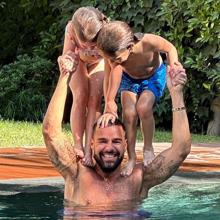 Ricky Martin &eacute; pai de quatro filhos