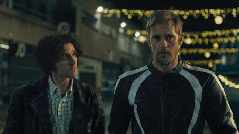 Dois homens andando na rua