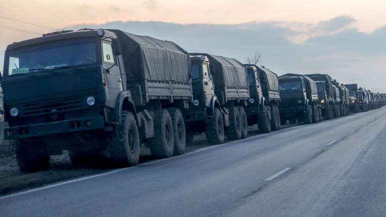 Traein mhíleata na Rúise ag dul ar aghaidh i dtreo réigiún Donbas, i mí Feabhra 2022