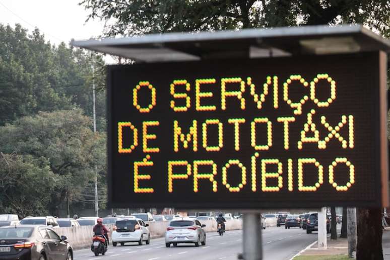 Prefeitura de São Paulo mandou a CET colocar faixas de sinalização viária na Avenida Tiradentes, na região do Bom Retiro, centro de São Paulo.