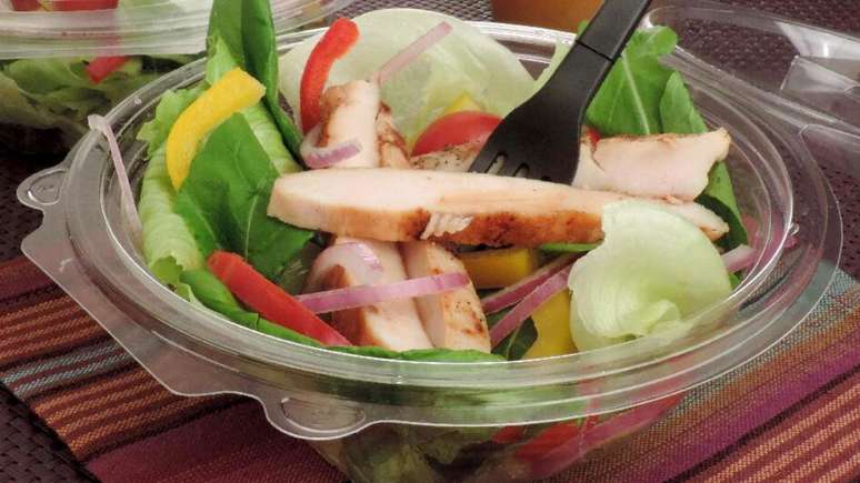 Salada pronta com frango &ndash; Foto: Stela Handa