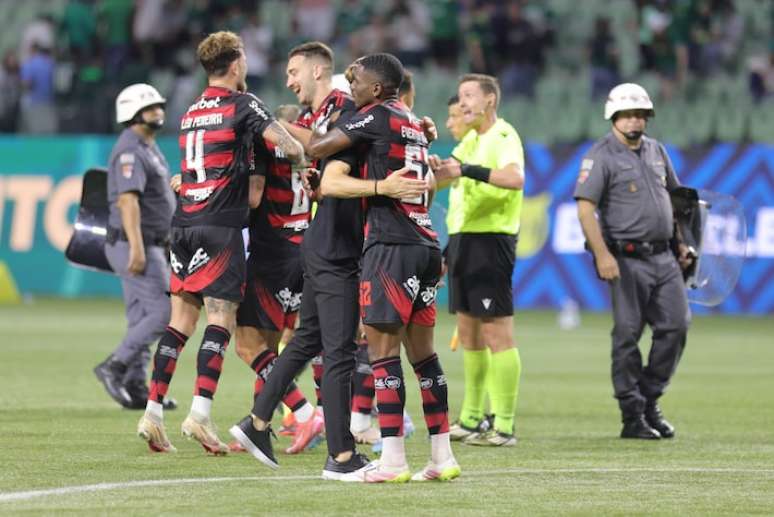 D'fhág Flamengo Allianz Parque le bua 2-0 thar Palmeiras, a rinne gearán faoin eadráin.