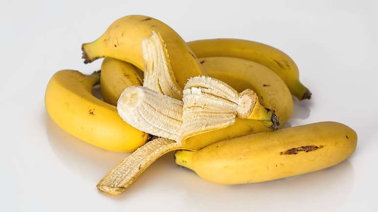 Tendência de casca de banana no skincare se torna viral nas redes sociais; dermatologista esclarece se a prática é segura