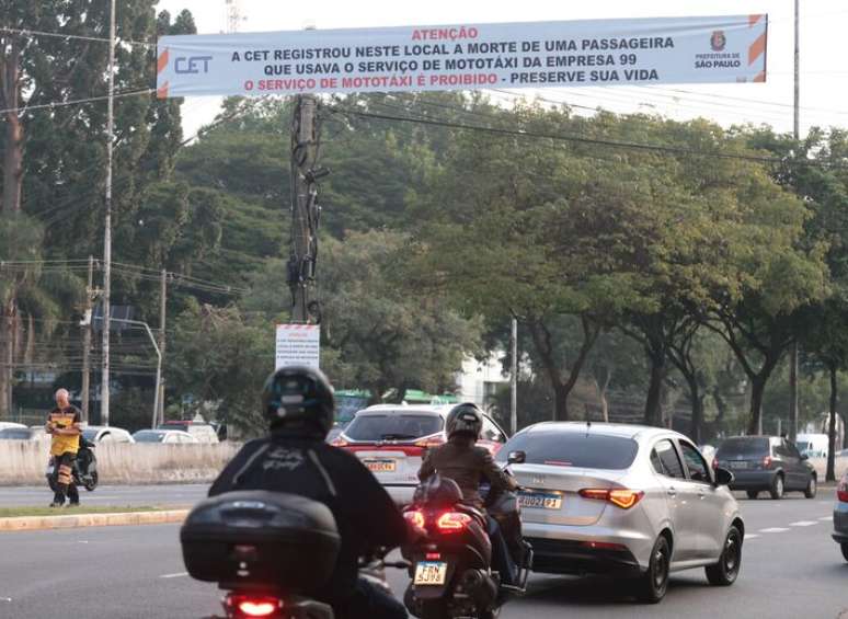Prefeitura de São Paulo mandou a CET colocar faixas de sinalização viária na Avenida Tiradentes, na região do Bom Retiro, centro de São Paulo, no local onde uma passageira morreu.