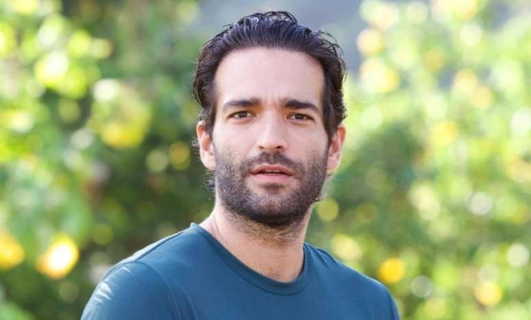 Afonso (Humberto Carrão) quer promover mudanças sociais sacrificando o lucro da empresa da família