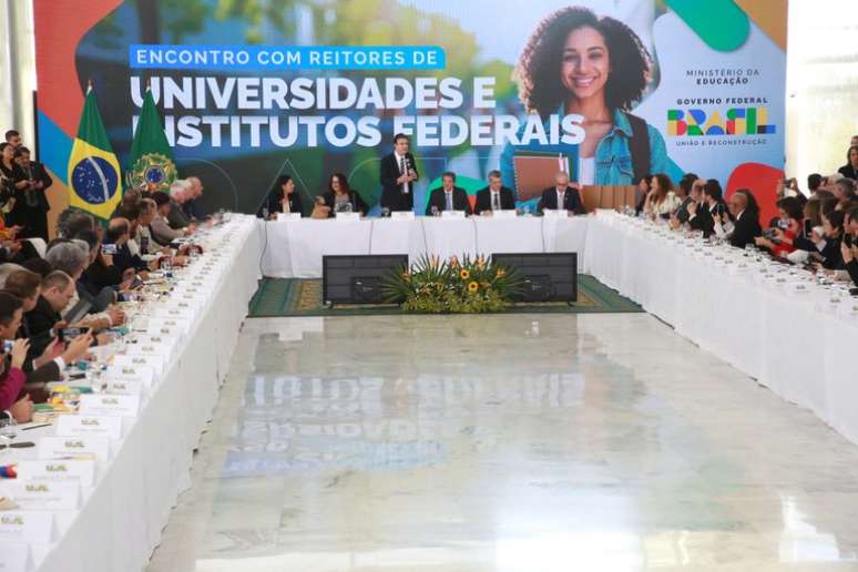 Reáchtáladh cruinniú le hionadaithe na n -institiúidí agus na n -ollscoileanna cónaidhme Dé Máirt seo, 27 Bealtaine, ag an bPálás Planalto, i Brasilia (DF)