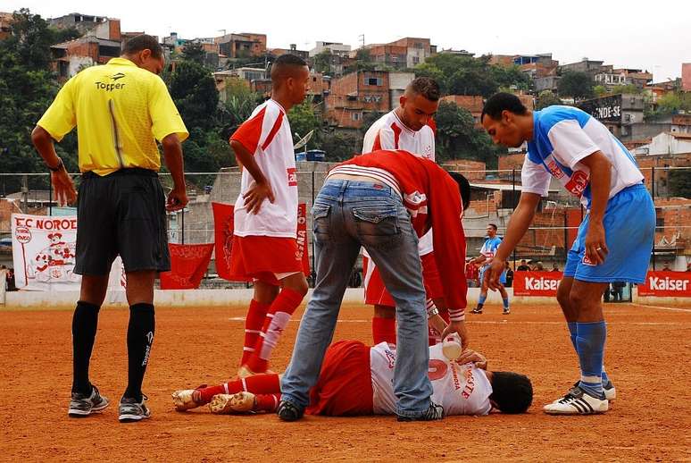 As lesões mais comuns entre os atletas de várzea atingem as regiões do púbis, coxa, joelho e tornozelo.