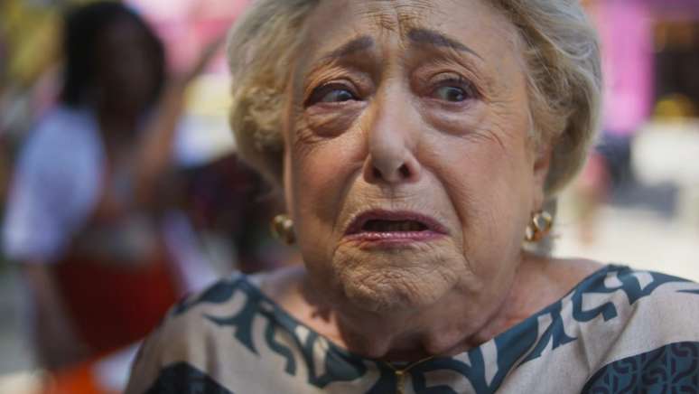 Sueli Franco como Rosa, a matriarca que percebe a chegada da demência