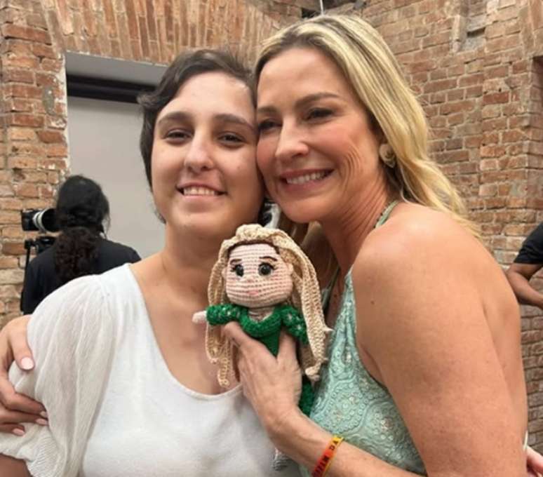 A atriz ganhou uma bonequinha dela na gravação do 'Pode Perguntar?' em São Paulo