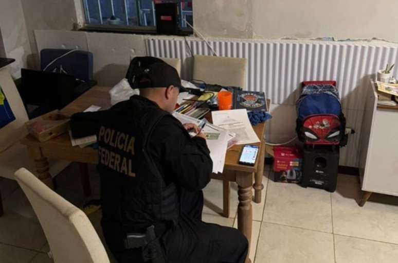 San iomlán, comhlíontar seacht mbarántas cuardaigh agus urghabhála i DF agus goiás. 