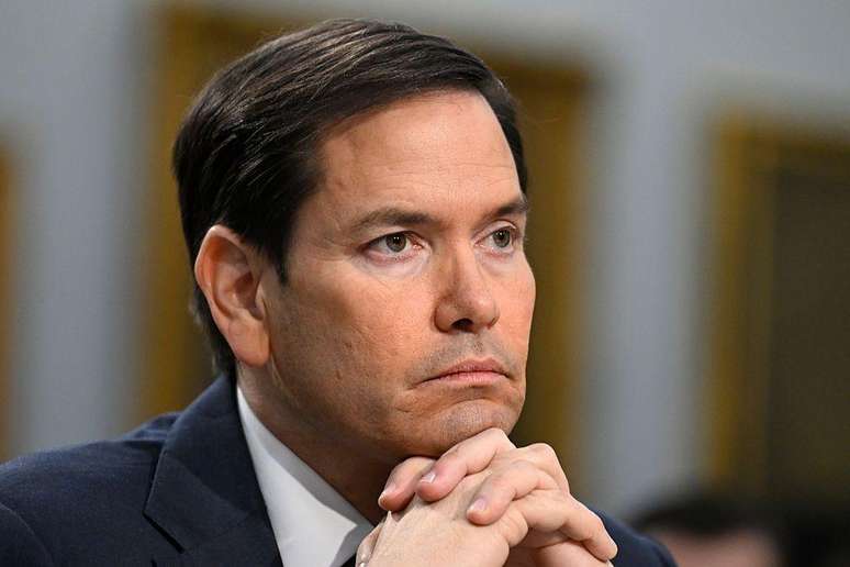 D'fhógair an meabhrán arna shíniú ag an Rúnaí Marco Rubio le Poist Taidhleoireachta níos mó déine i ndeonú víosaí do mhic léinn