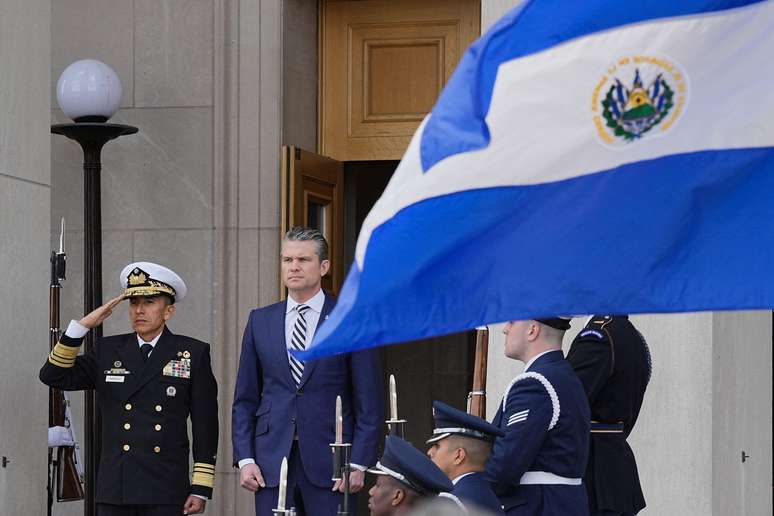 Peter Hegseth, secretário de Defesa dos EUA, defende quer os EUA retomem domínio sobre a América Latina
