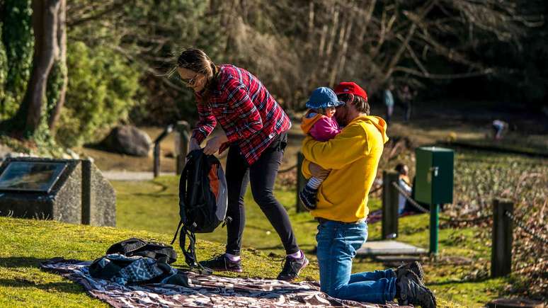 Alguns participantes tinham fortes laços familiares, mas ainda tinham dificuldades com amizades. Jovens pais passam um tempo com a filha no Dia da Família em Vancouver, em 2018. (Shutterstock)