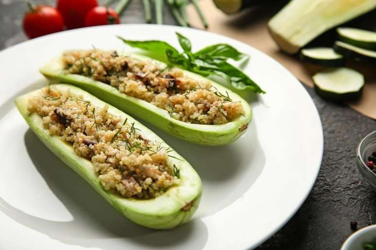 Abobrinha recheada com quinoa 