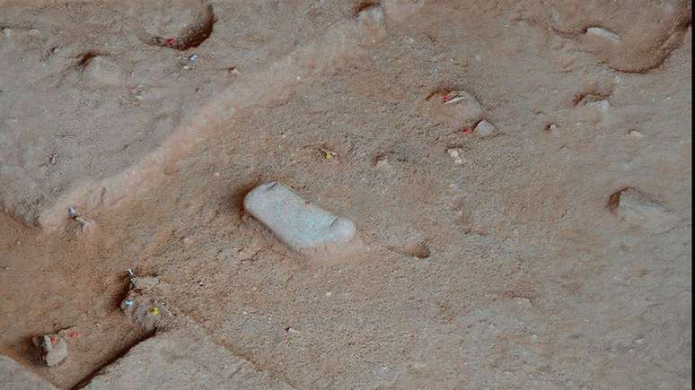 A pedra &eacute; considerada 'o &uacute;nico objeto de arte port&aacute;til pintado pelos neandertais'