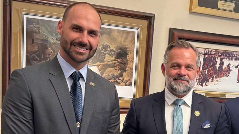 Eduardo Bolsonaro tem se reunido com parlamentares republicanos em Washington, como Cory Mills Eduardo Bolsonaro tem se reunido com parlamentares republicanos em Washington, como Cory Mills