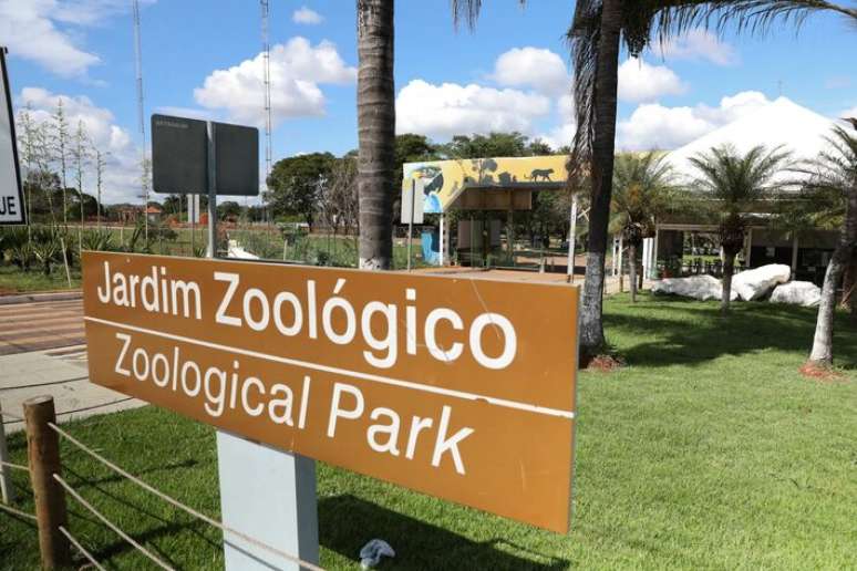 Jardim Zoológico de Brasília foi temporariamente fechado ao público após a identificação de um pombo e um irerê mortos.