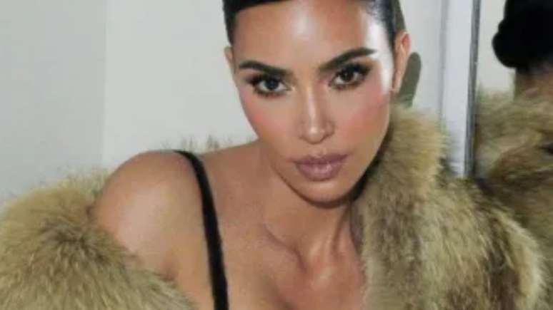 Kim Kardashian resgatou tendência do sutiã com piercing no bojo em sua marca Skims