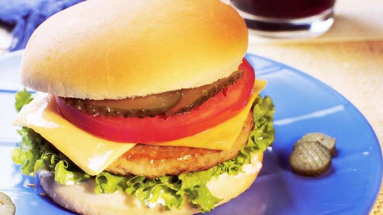 Hamb&uacute;rguer de frango &ndash; Foto: Marcelo Breyne