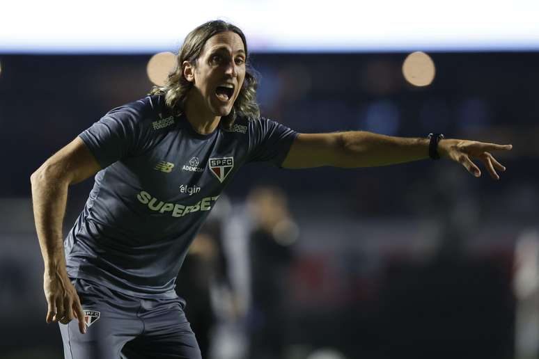 Treiandor argentino, Zubeldía, será desfalque do São Paulo à beira do gramado no jogo das oitavas de final da Copa Libertadores após receber o terceiro cartão amarelo nesta terça (27) na vitória contra o Talleres, no Morumbis. Time está invicto no grupo D (Photo by Miguel Schincariol/Getty Images)