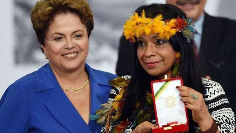 A escritora Eliane Potiguara em cerim&ocirc;nia de 2014 ao lado da ent&atilde;o presidente Dilma Rousseff