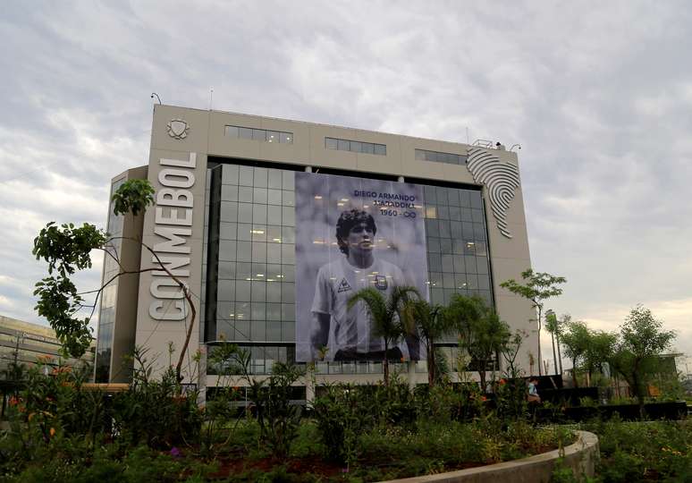 పరాగ్వేలోని లుక్యూలోని కాన్మెబోల్ ప్రధాన కార్యాలయంలో డియెగో మారడోనా ఫోటో