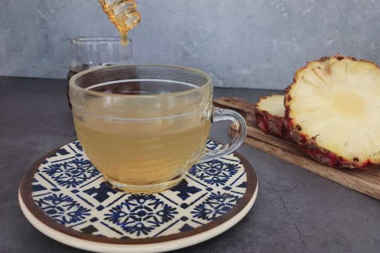 Ch&aacute; termog&ecirc;nico de casca de abacaxi com gengibre 