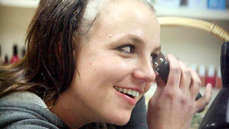 Britney Spears raspa o cabelo 